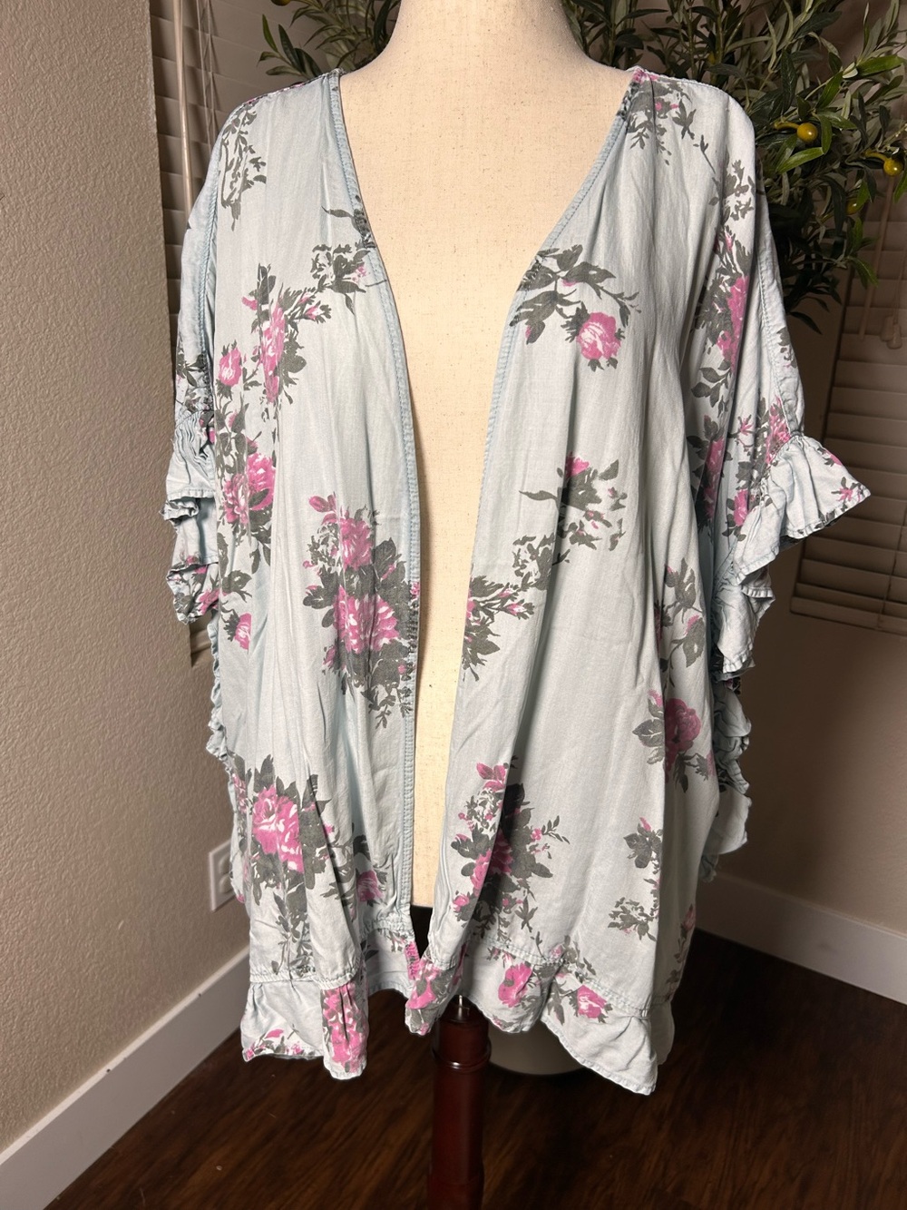 Easel Floral Open-Front Kimono Jacket in Light Blue with Pink Roses